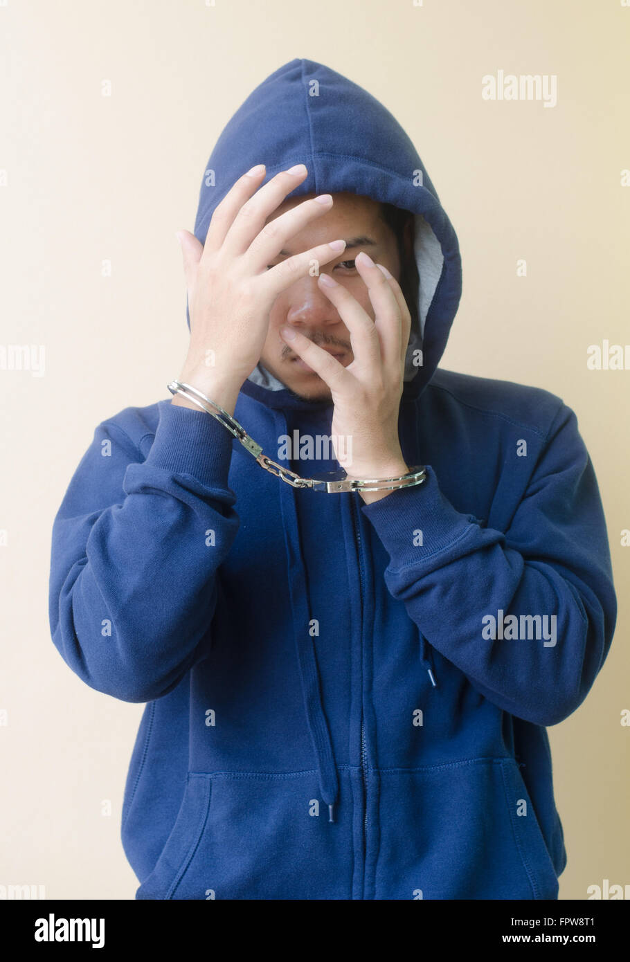 Jeune homme menotté Banque D'Images