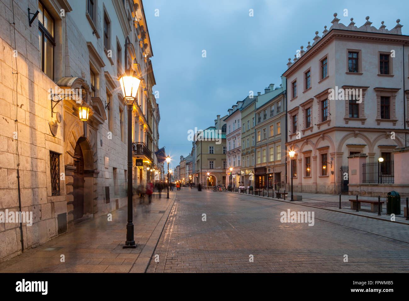 Soirée sur la rue Grodzka dans la vieille ville de Cracovie, Pologne. Banque D'Images