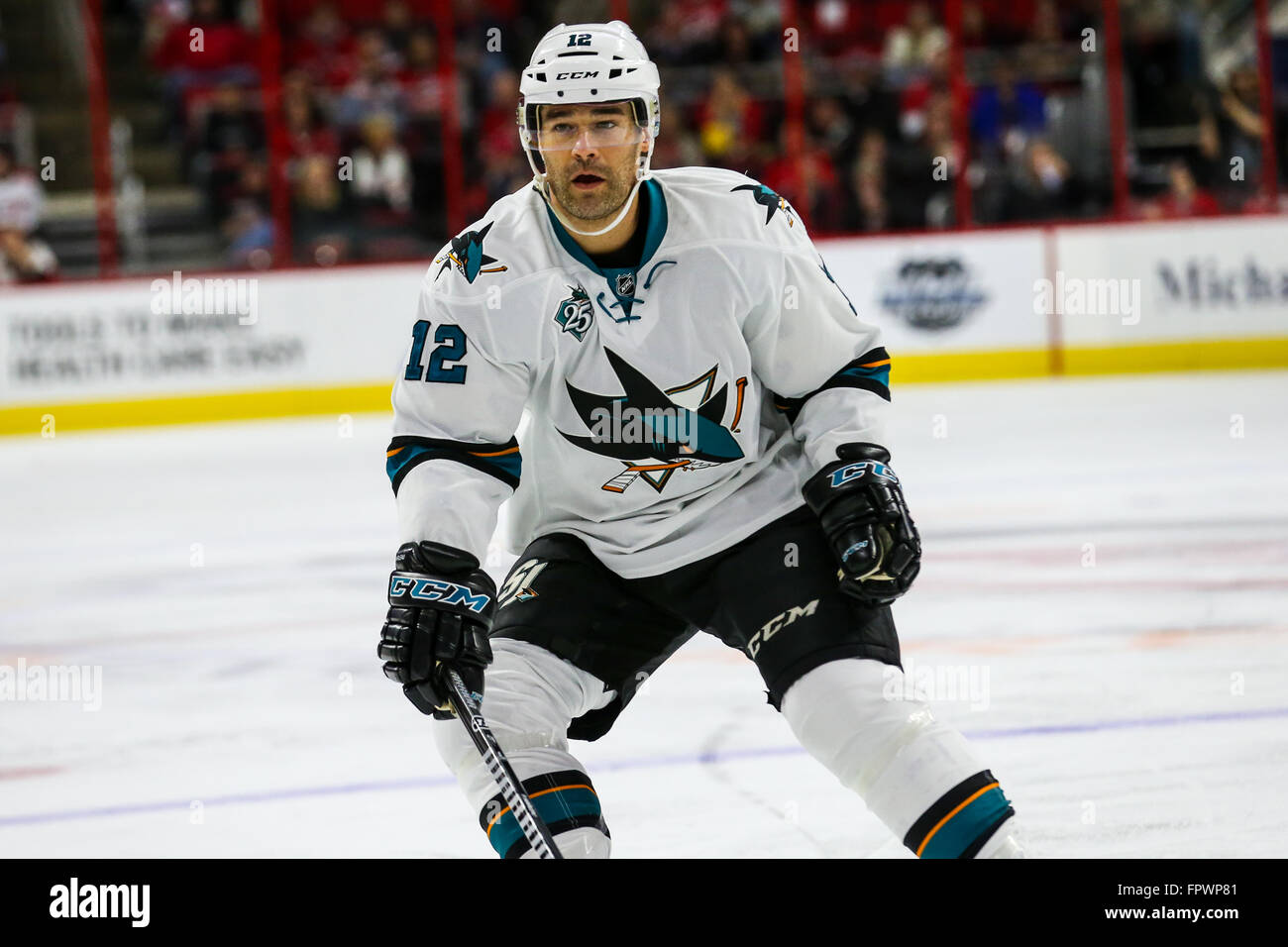 Les Sharks de San Jose (centre Patrick Marleau 12) au cours de la partie de la LNH entre les Sharks de San Jose et les Hurricanes de la Caroline au PNC Arena. Banque D'Images