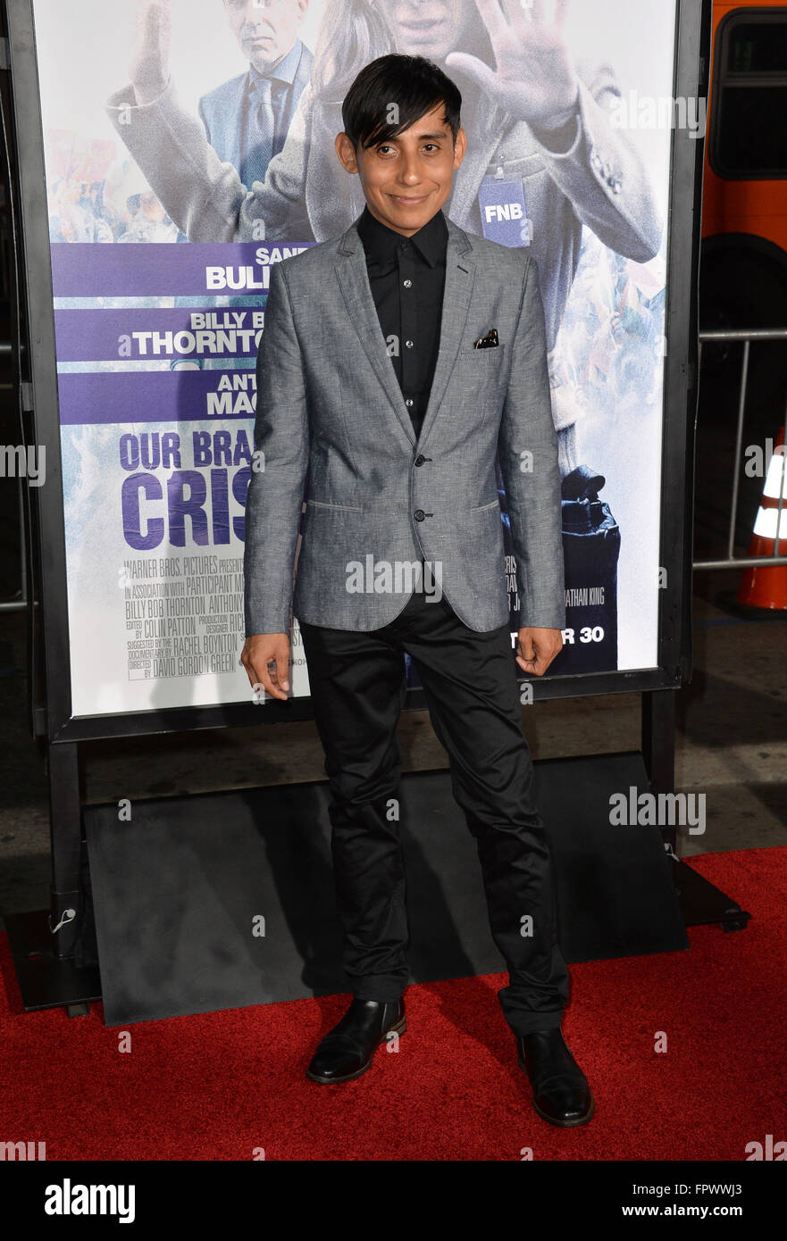 LOS ANGELES, CA - le 26 octobre 2015 : l'acteur Luis Chavez au Los Angeles première de son film 'crise' est notre marque au théâtre chinois de Grauman, Hollywood. Banque D'Images