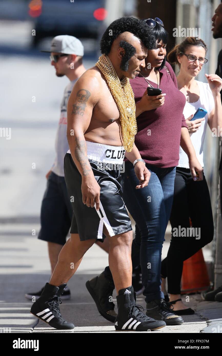 Mike Tyson et Tracy Morgan vu habillé en Clubber Lang dans le film Rocky III en dehors de 'Jimmy Kimmel Live' avec : Mike Tyson Où : Los Angeles, California, United States Quand : 16 Oct 2016 Banque D'Images
