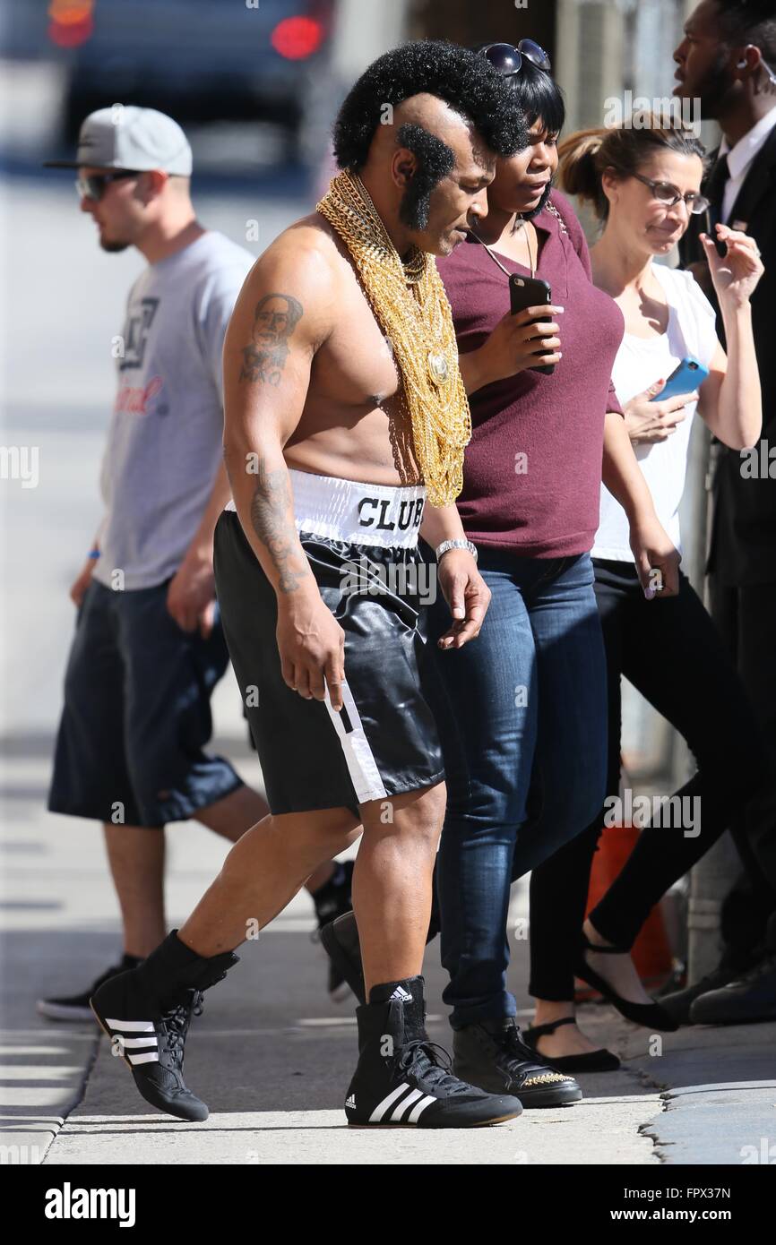 Mike Tyson et Tracy Morgan vu habillé en Clubber Lang dans le film Rocky III en dehors de 'Jimmy Kimmel Live' avec : Mike Tyson Où : Los Angeles, California, United States Quand : 16 Oct 2016 Banque D'Images