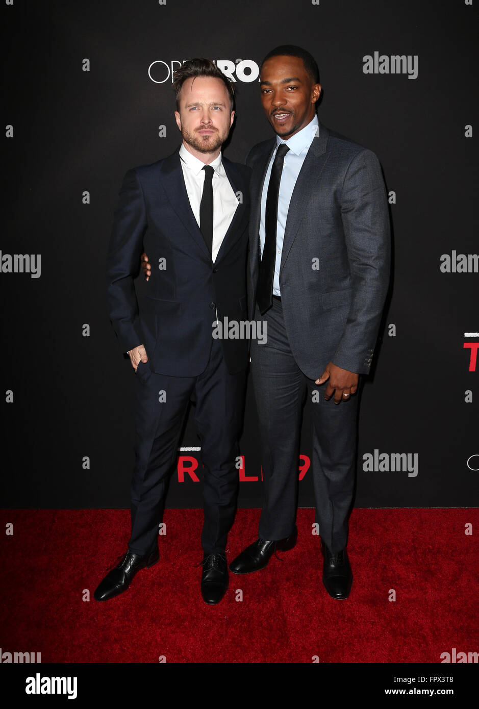 Première mondiale de la route '9' Triple au Regal Cinemas L.A. Vivre - Arrivées avec : Aaron Paul, Anthony Mackie Où : Los Angeles, California, United States Quand : 16 Oct 2016 Banque D'Images