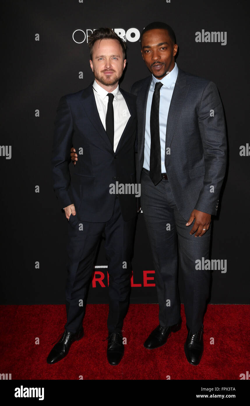 Première mondiale de la route '9' Triple au Regal Cinemas L.A. Vivre - Arrivées avec : Aaron Paul, Anthony Mackie Où : Los Angeles, California, United States Quand : 16 Oct 2016 Banque D'Images