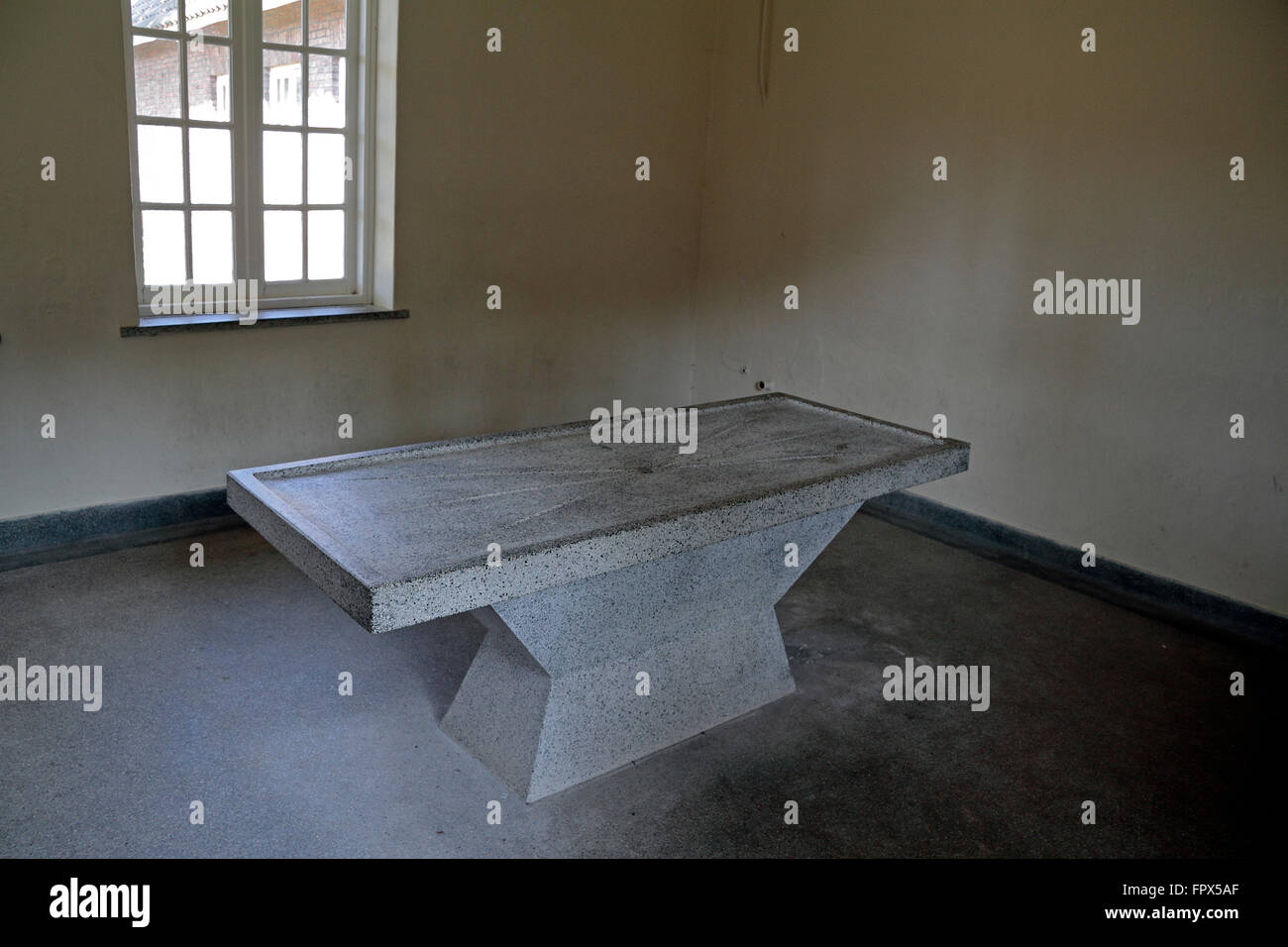 Table d'autopsie en pierre dans le camp Vught National Memorial, Vught, Drenthe, Pays-Bas. Banque D'Images