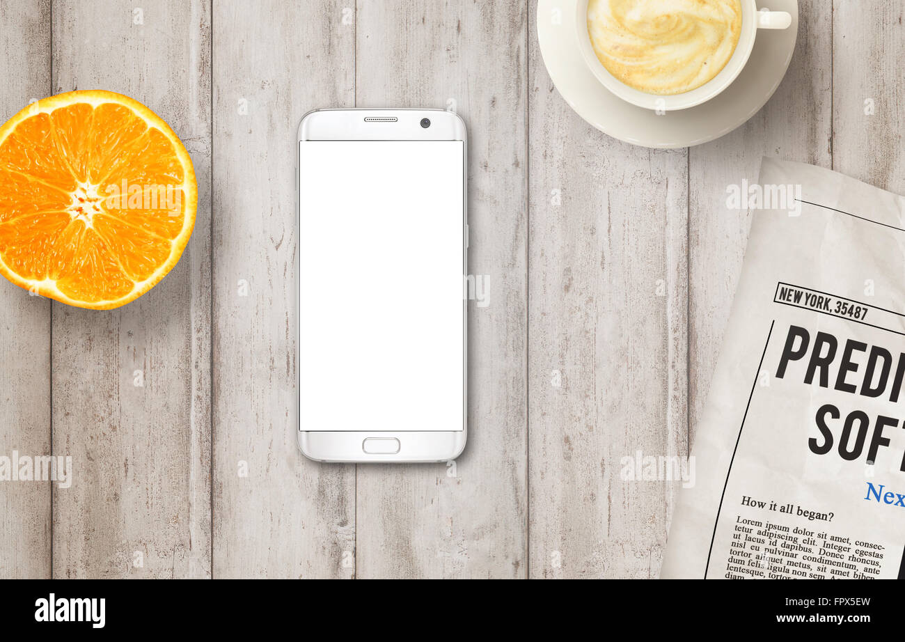 Téléphone intelligent avec affichage isolé sur table. Journal quotidien, café et orange. Vue d'en haut. Banque D'Images