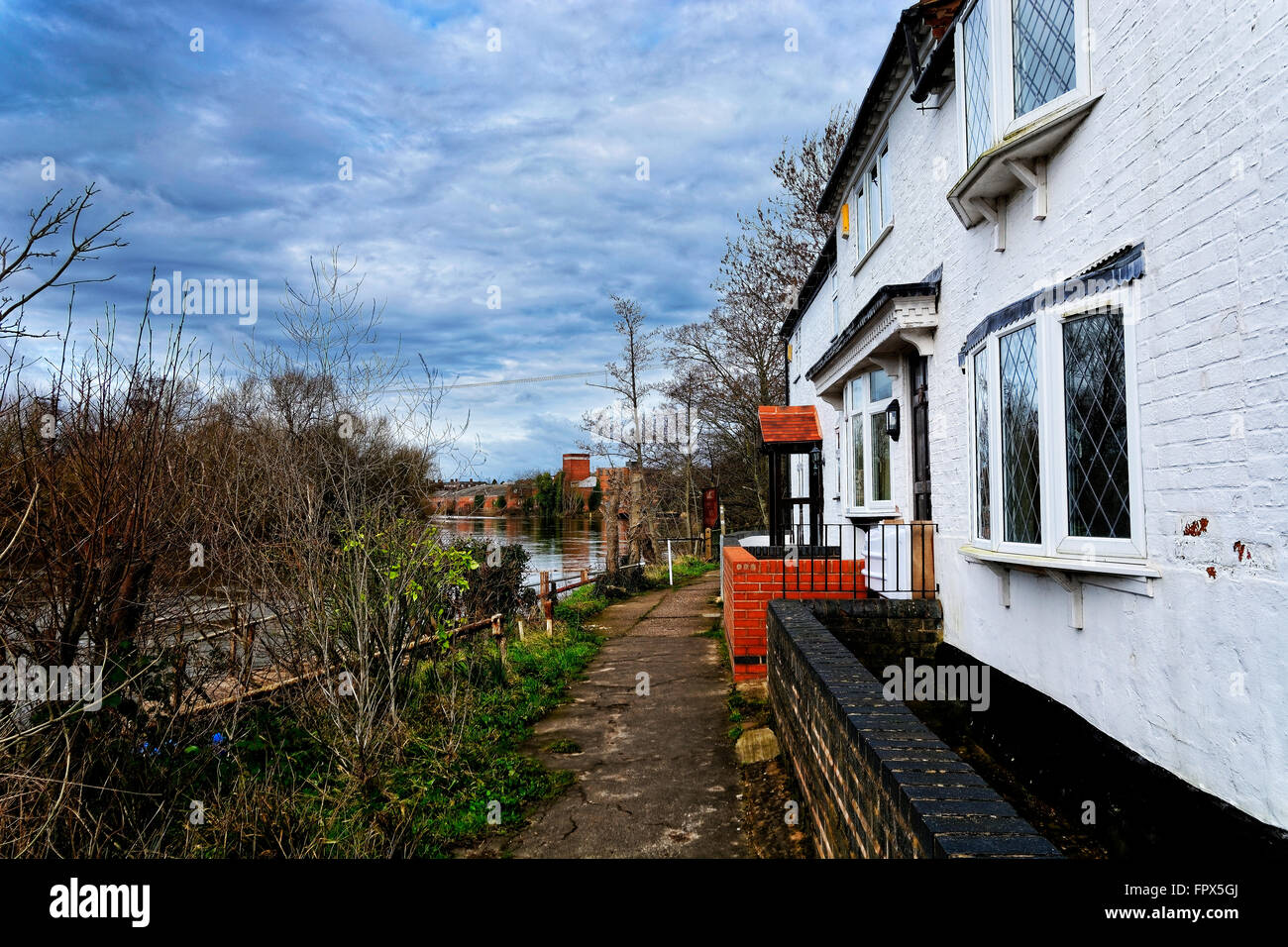 Riverside cottages près d'Stouport ce à côté de la rivière Severn qui pourraient être à risque lors de la rivière d'inondations. Banque D'Images