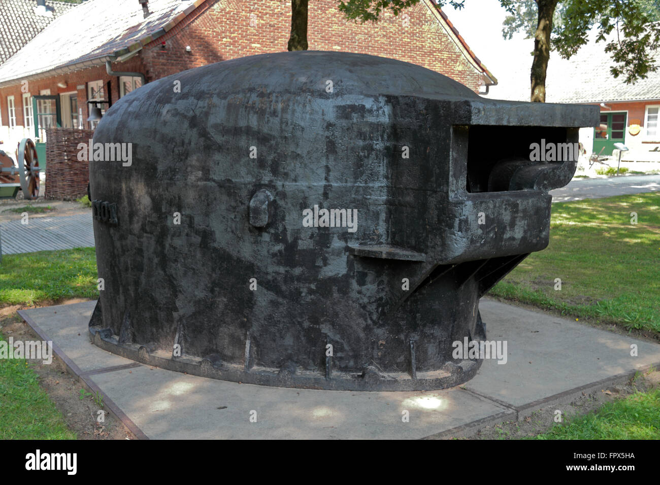 Un dôme d'acier au manganèse bunker (1939) conçu pour l'armure de l'artillerie de défense sur l'affichage à l'occasion de la Museum, Vught, Pays-Bas. Banque D'Images