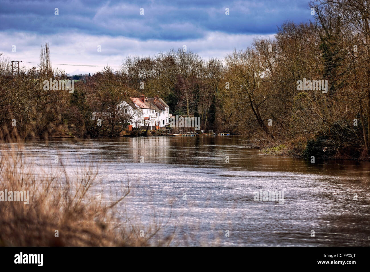 La rivière Severn coule à travers Stourport passé creusant riverside pittoresques maisons blanches Banque D'Images