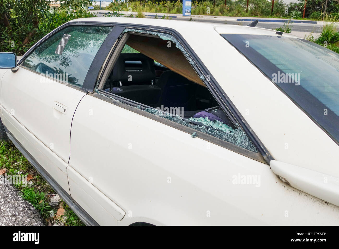 Fracassé la vitre passager arrière avec du verre brisé. Banque D'Images