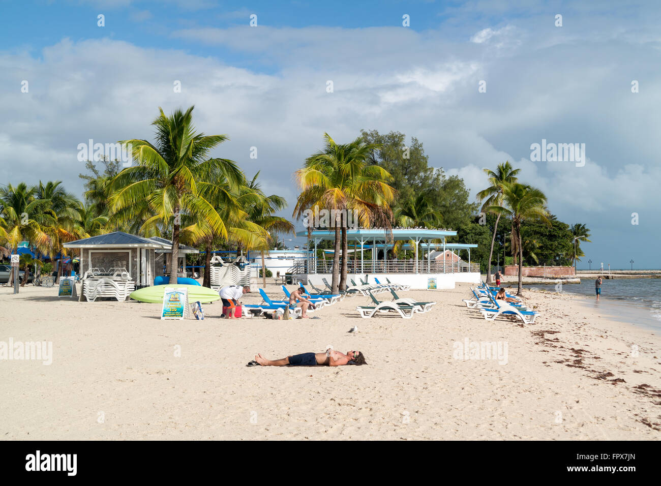 Les personnes bénéficiant du soleil sur la plage de Higgs à côte sud de Key West, Florida Keys, USA Banque D'Images