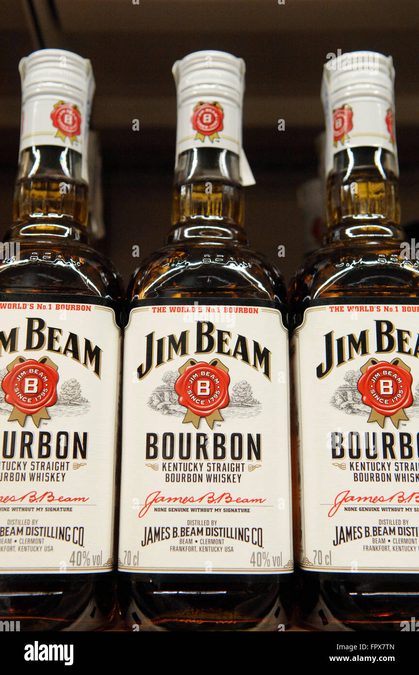 Close up de trois bouteilles de whisky Bourbon Jim Beam en vente dans un supermarché Carrefour à Malaga en Espagne. Banque D'Images