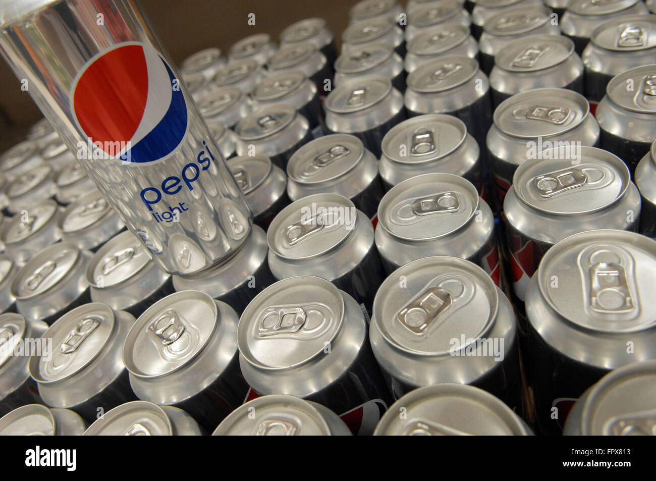 Lumière Pepsi Cola au-dessus des autres boîtes affichées dans un supermarché Carrefour, Banque D'Images