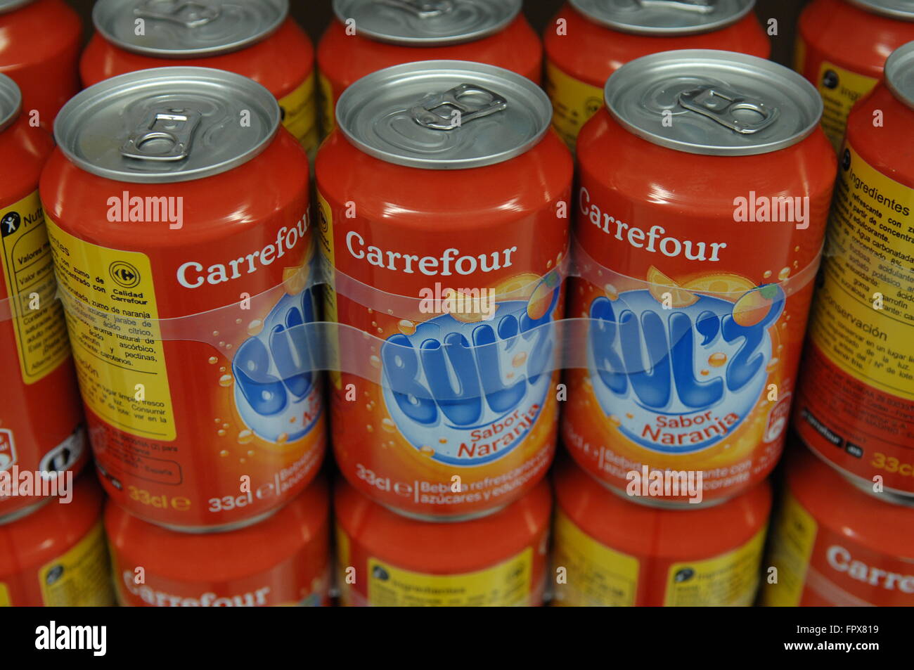 Carrefour propre marque Bul'Z boisson à l'Orange sur l'écran dans un supermarché Carrefour Malaga Espagne. Banque D'Images