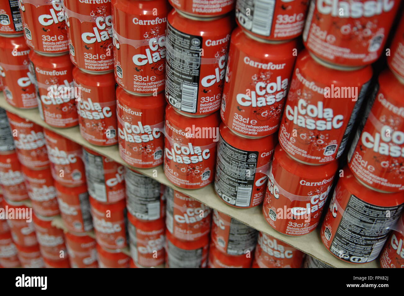 Cola de la marque propre Carrefour affiche les boîtes classiques dans leur supermarché à Malaga en Espagne. Banque D'Images