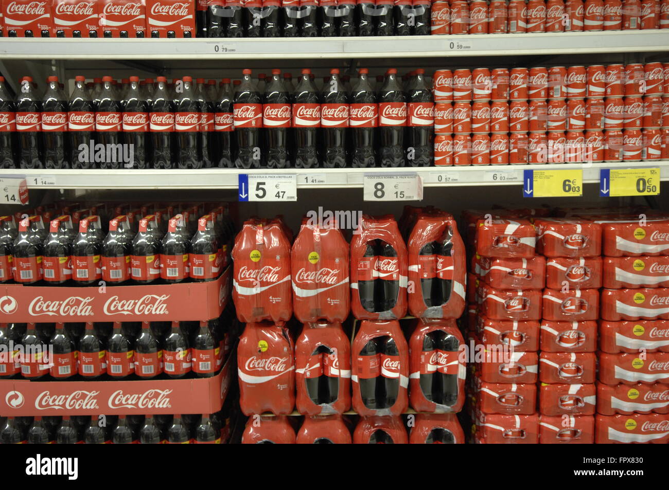 Close up of Coca Cola bouteilles et boîtes affichées dans un supermarché Carrefour Malaga Espagne. Banque D'Images