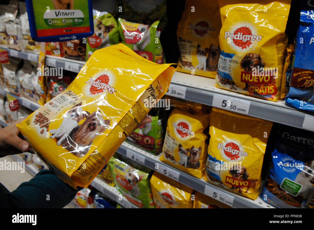 La Nourriture pour chiens Pedigree en vente dans un supermarché Carrefour à Malaga en Espagne. Banque D'Images