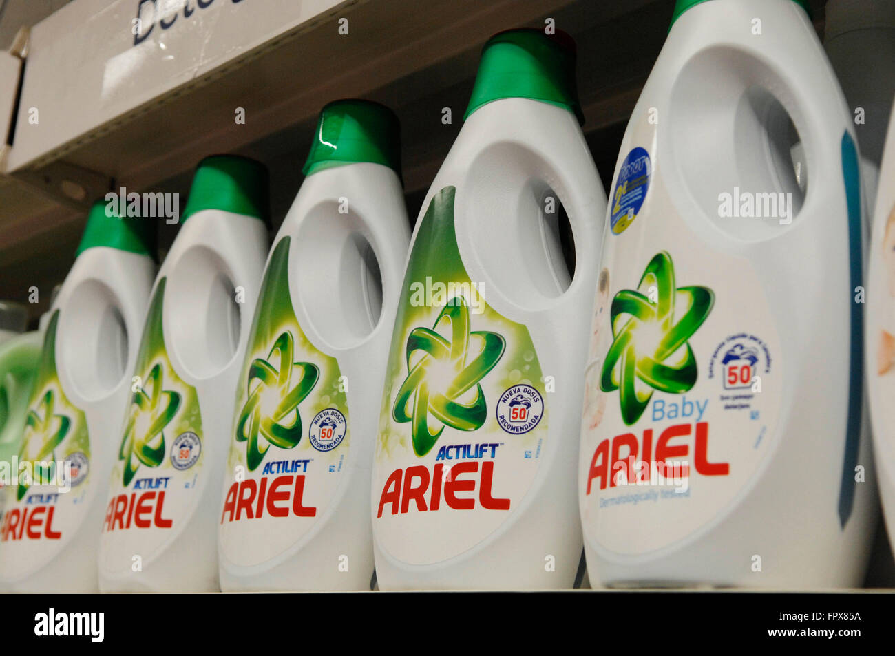 Ariel Lessive liquide régulier affiché sur une étagère dans un supermarché  Carrefour à Malaga en Espagne Photo Stock - Alamy