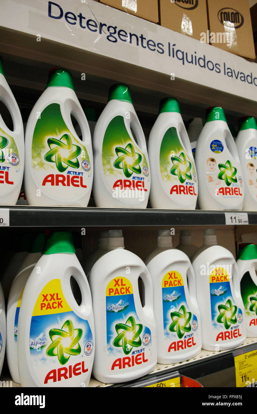 Ariel Lessive liquide régulier affiché sur une étagère dans un supermarché  Carrefour à Malaga en Espagne Photo Stock - Alamy