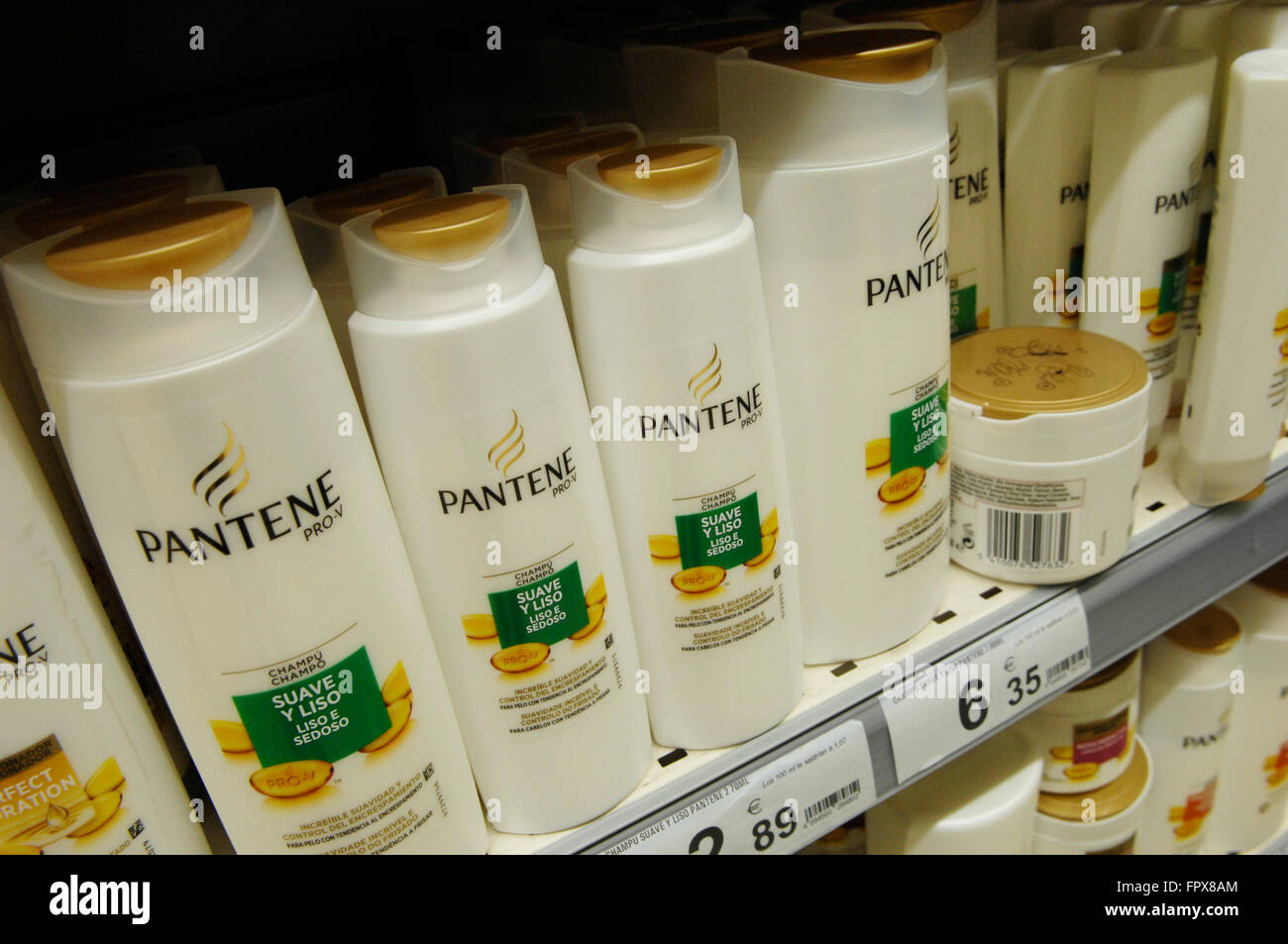 Pantene Pro-V renouveau d'humidité tous les jours 2 à 1 Shampoo &  Conditioner, 12.6 fl oz, en vente dans un supermarché Carrefour Photo Stock  - Alamy