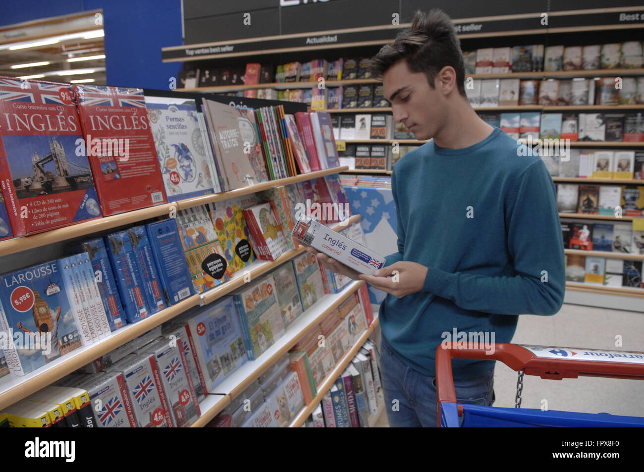 L'homme à la recherche de livres dans un hypermarché Carrefour Malaga  Espagne Photo Stock - Alamy