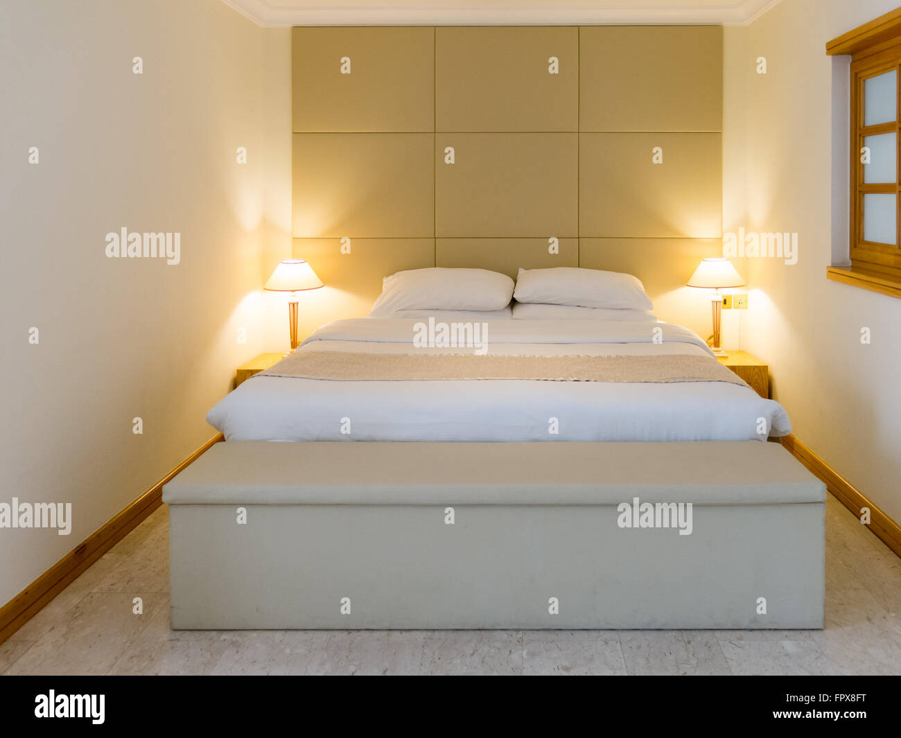 Chambre avec lit double et lampes dans l'hôtel à Dubaï, Émirats Arabes Unis Banque D'Images