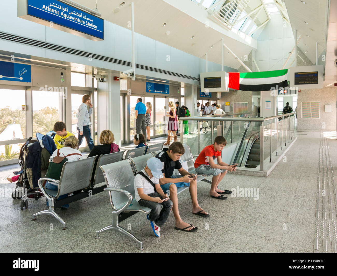 Les personnes en attente d'un train monorail Palm pour en arriver à l'Atlantide Aquaventure Station sur la Palm, Dubai, Émirats Arabes Unis Banque D'Images