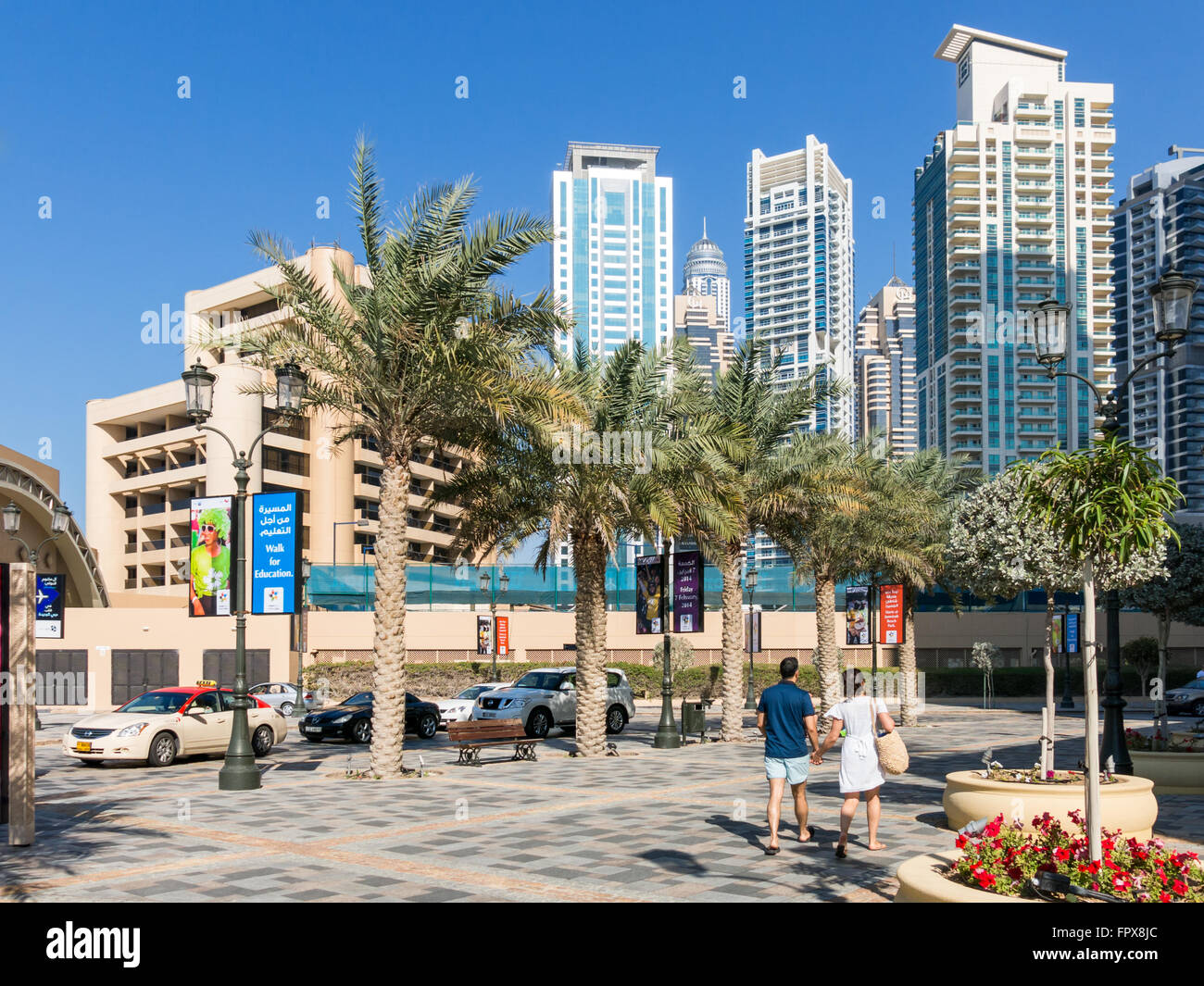 La promenade à pied dans le quartier du port de plaisance de Dubaï, Émirats Arabes Unis Banque D'Images