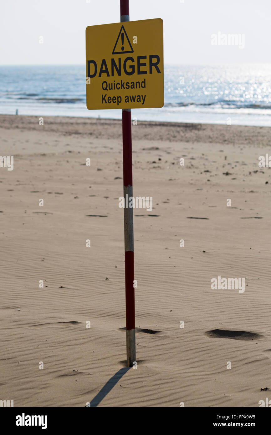 Tenir loin des sables mouvants Danger sign à la plage de Bournemouth au cours de la régénération des plages fonctionne en Mars Banque D'Images