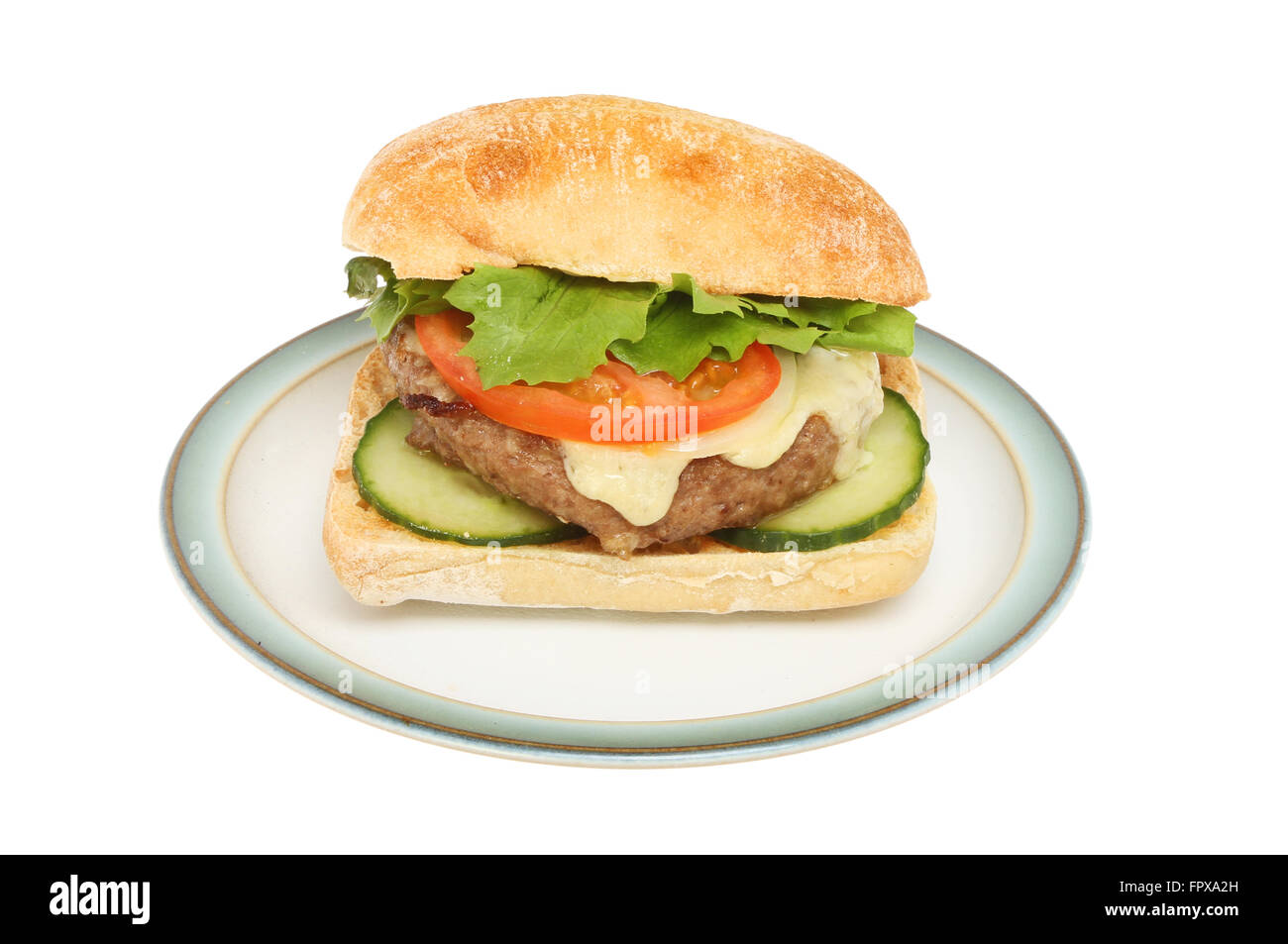 Burger au fromage avec de la salade dans un petit pain ciabatta sur une plaque isolés contre white Banque D'Images