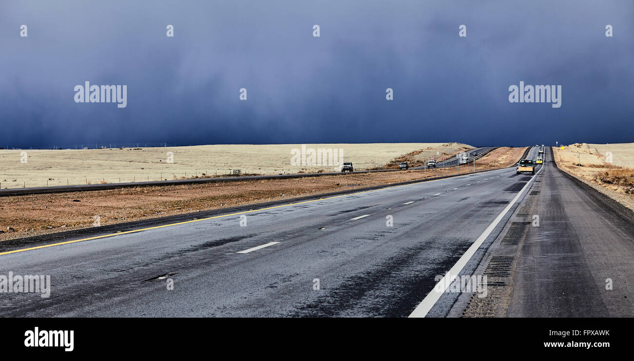 Pays Route Autoroute immense tempête approche avec les voitures et les camions Banque D'Images