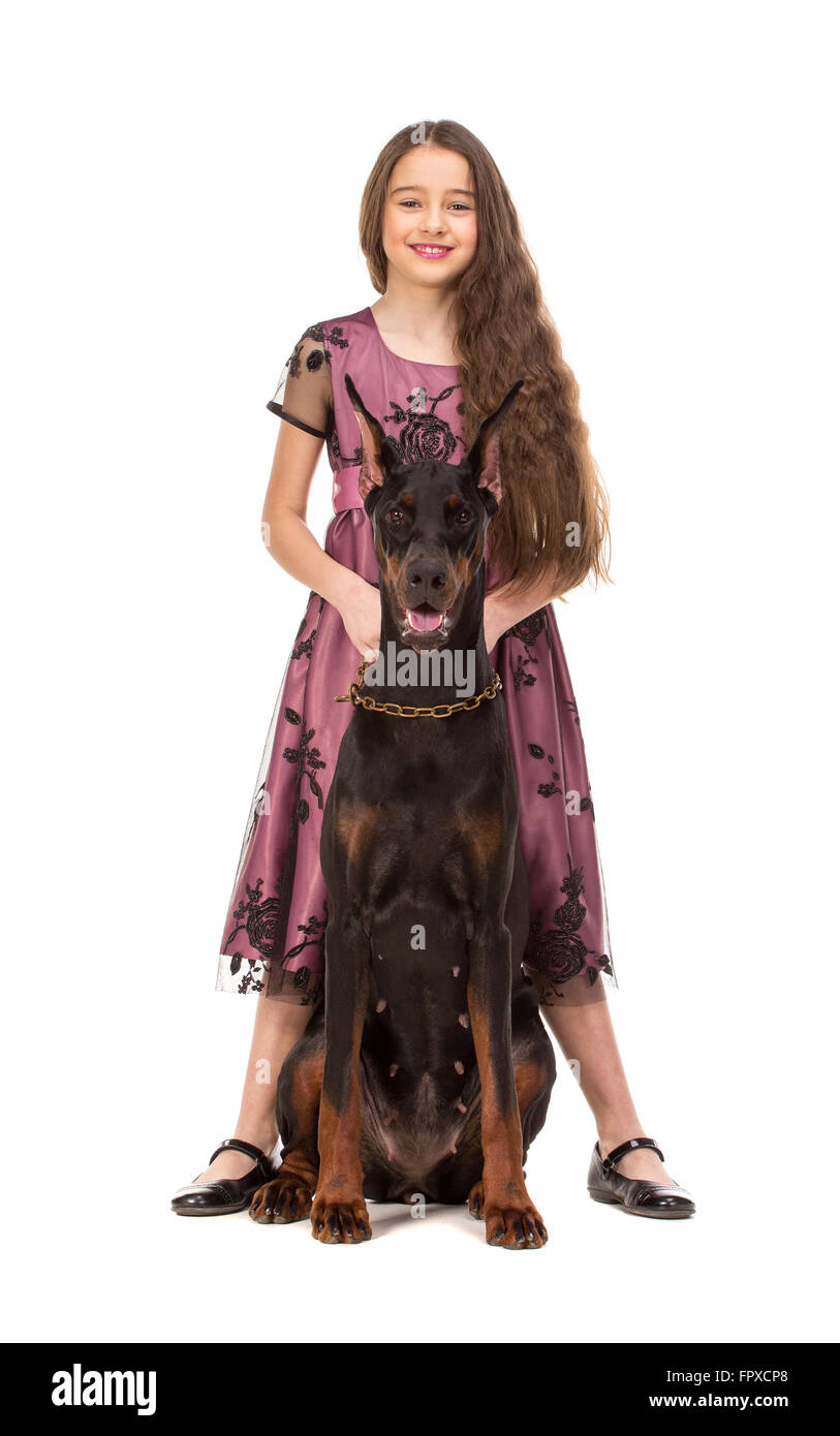 Longs cheveux fille avec big black dog doberman, isolated on white Banque D'Images