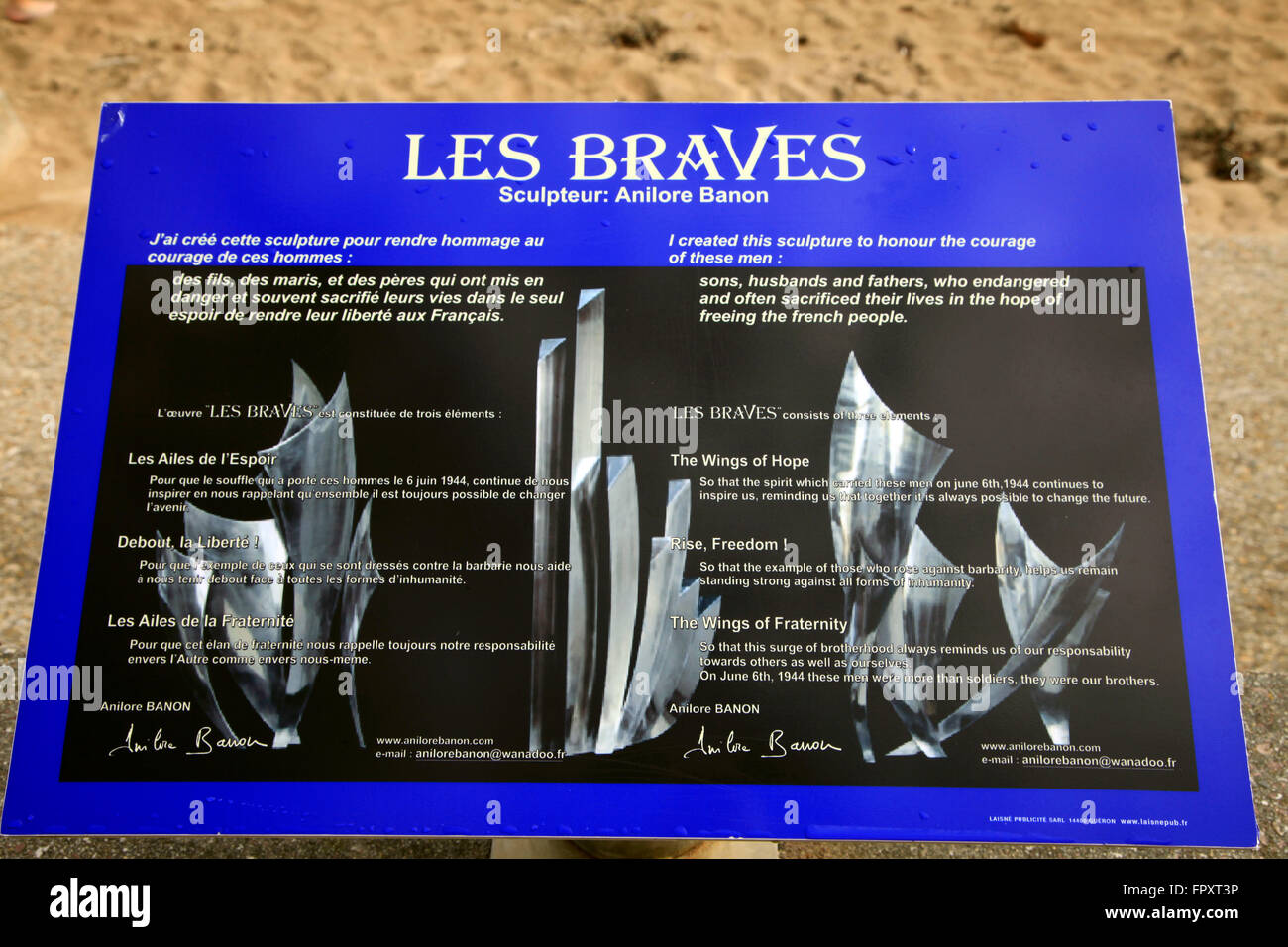 Description Plaque de Les Braves sculpture, Omaha Beach, Normandie, France Banque D'Images