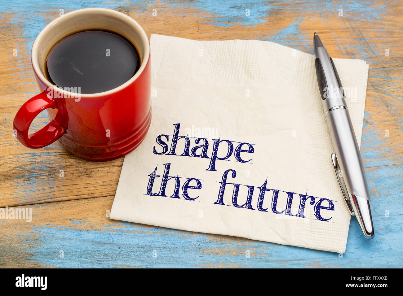 Façonner l'avenir - expression de motivation sur une serviette avec une tasse de café Banque D'Images