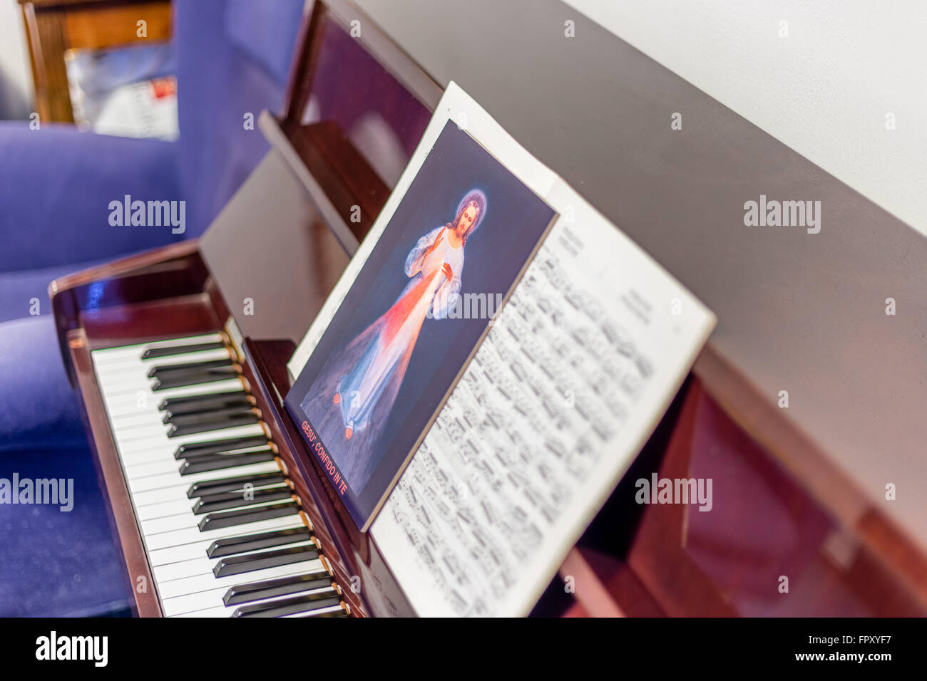 L'icône de Jésus Miséricordieux scores sur un italien : pianos phrase  écrite sur le fond signifie Jésus J'ai confiance en vous Photo Stock - Alamy