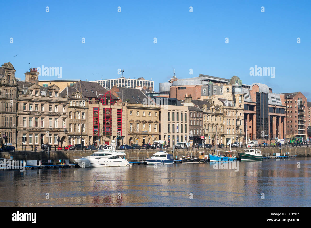 Bateaux amarrés aux côtés de Quayside à Newcastle Upon Tyne, Angleterre du Nord-Est, Royaume-Uni Banque D'Images
