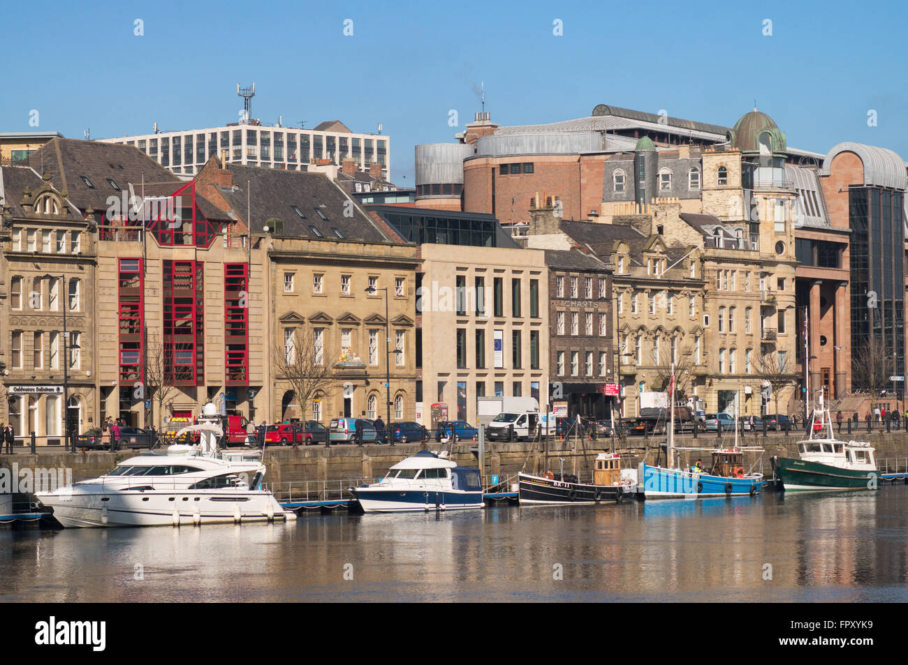 Bateaux amarrés aux côtés de Quayside à Newcastle Upon Tyne, Angleterre du Nord-Est, Royaume-Uni Banque D'Images
