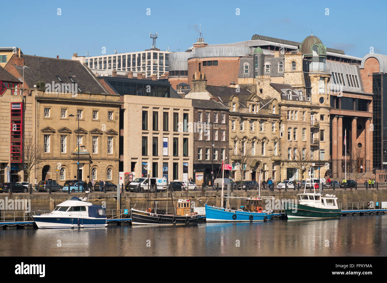 Bateaux amarrés aux côtés de Quayside à Newcastle Upon Tyne, Angleterre du Nord-Est, Royaume-Uni Banque D'Images