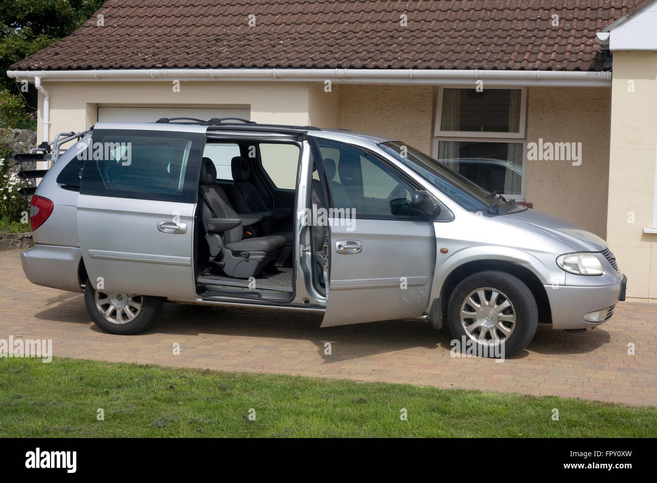 Chrysler grand voyager monospace argent monospace avec de l'argent et des portes standard Banque D'Images