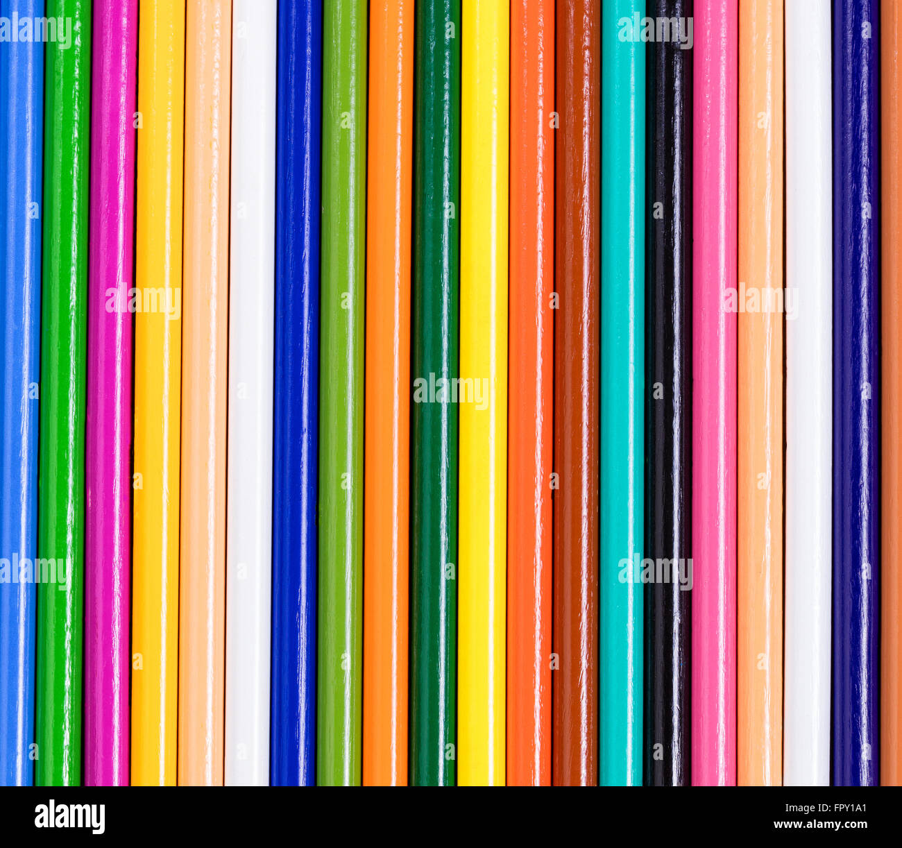 Châssis rempli de crayons en bois coloré. Banque D'Images