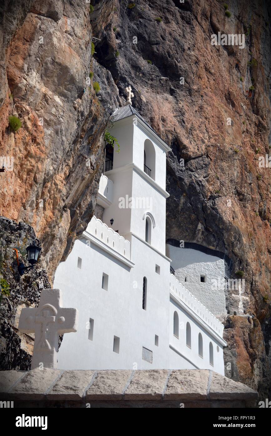 Intégré à un pur rock face est l'endroit le plus saint pour les chrétiens orthodoxes au Monténégro ; le monastère d'Ostrog Banque D'Images