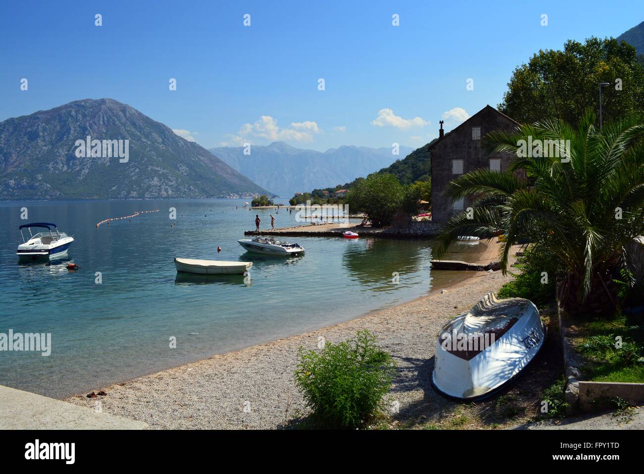 Les montagnes rencontrent la mer ; baie idyllique avec des eaux cristallines et une plage tranquille dans le village de Morinje, la baie de Kotor, Monténégro Banque D'Images