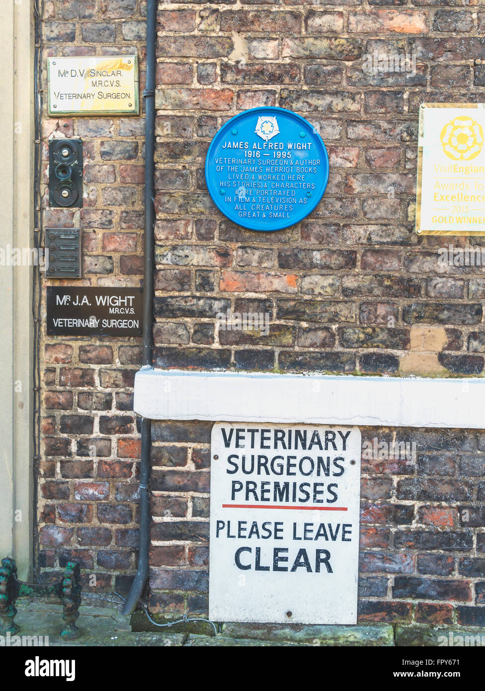 Des affiches à l'entrée de la James Herriot museum anciennement la pratique vétérinaire d'auteur Alf Wight Banque D'Images