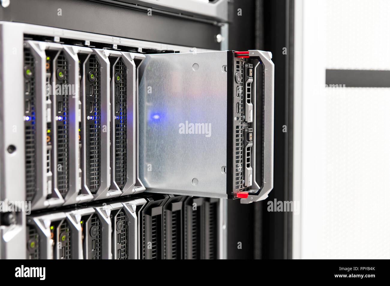 Rack serveur lame en grand centre de données d'entreprise Photo Stock -  Alamy