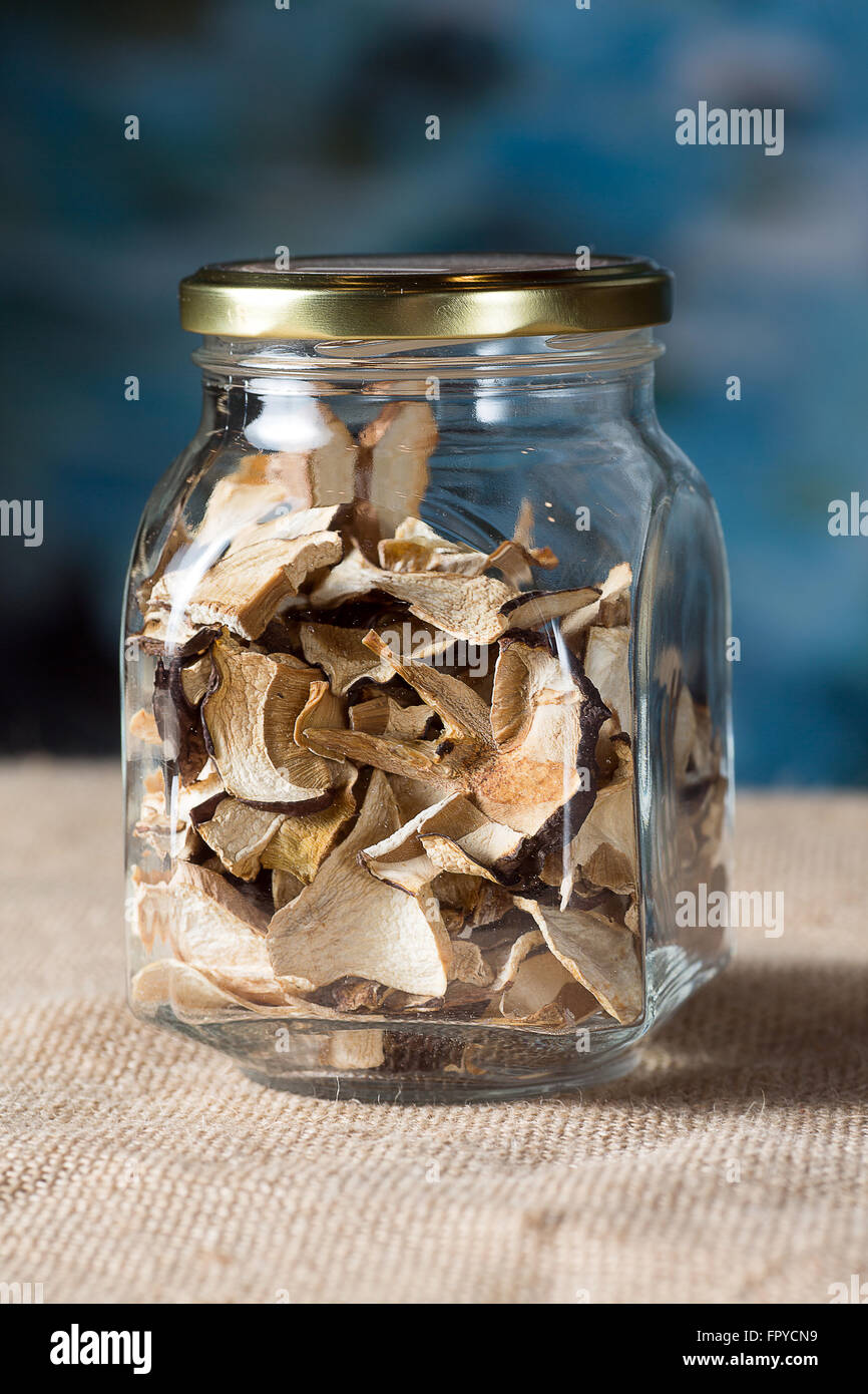 Les champignons séchés dans un pot Banque D'Images