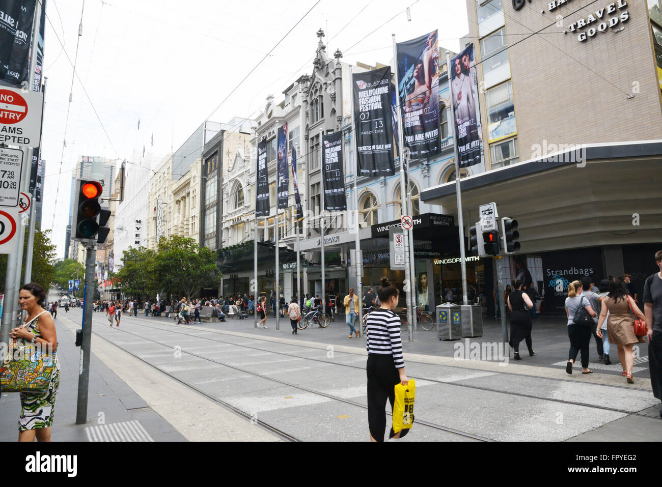 Melbourne, Victoria, Australie. La Photographie de rue montrant shoppers on Bourke Street. Banque D'Images