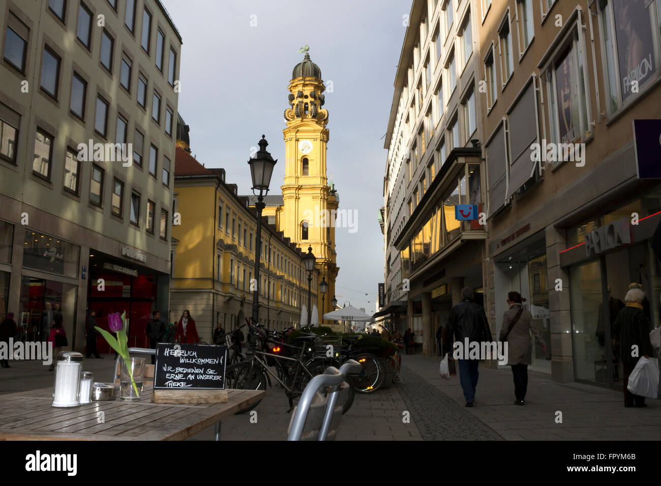 Vue le long Theatinerstrasse avec l'Allemand Herzlich Willkommen BIENVENUE () signe sur table, Munich, Haute-Bavière, Allemagne Banque D'Images