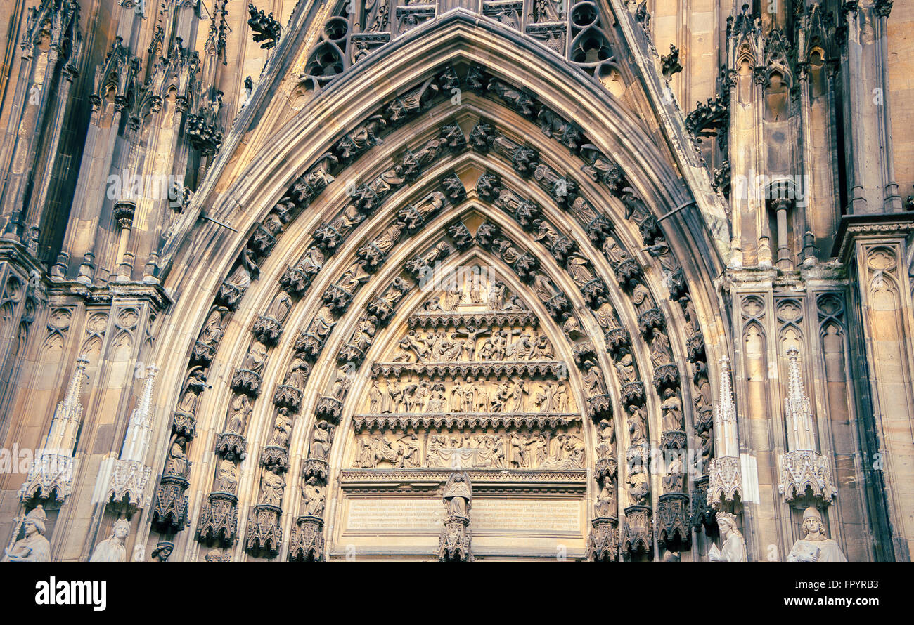 Les vieux schémas, façade avant de Cologne-Dom haut et du tourisme Banque D'Images