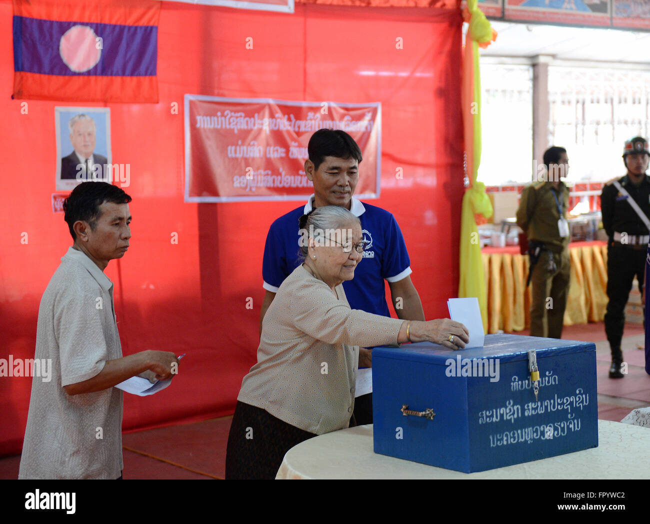 Vientiane, Laos. Mar 20, 2016. Un électeur dépose son bulletin de vote dans la région de Vientiane, capitale du Laos, le 20 mars 2016. Bureaux de vote à travers le pays de l'Asie du Sud-Est du Laos a ouvert dimanche avec près de 4 millions de citoyens âgés de 18 ans et plus le droit de voter pour les parlements national et provinciaux. © Liu Ailun/Xinhua/Alamy Live News Banque D'Images