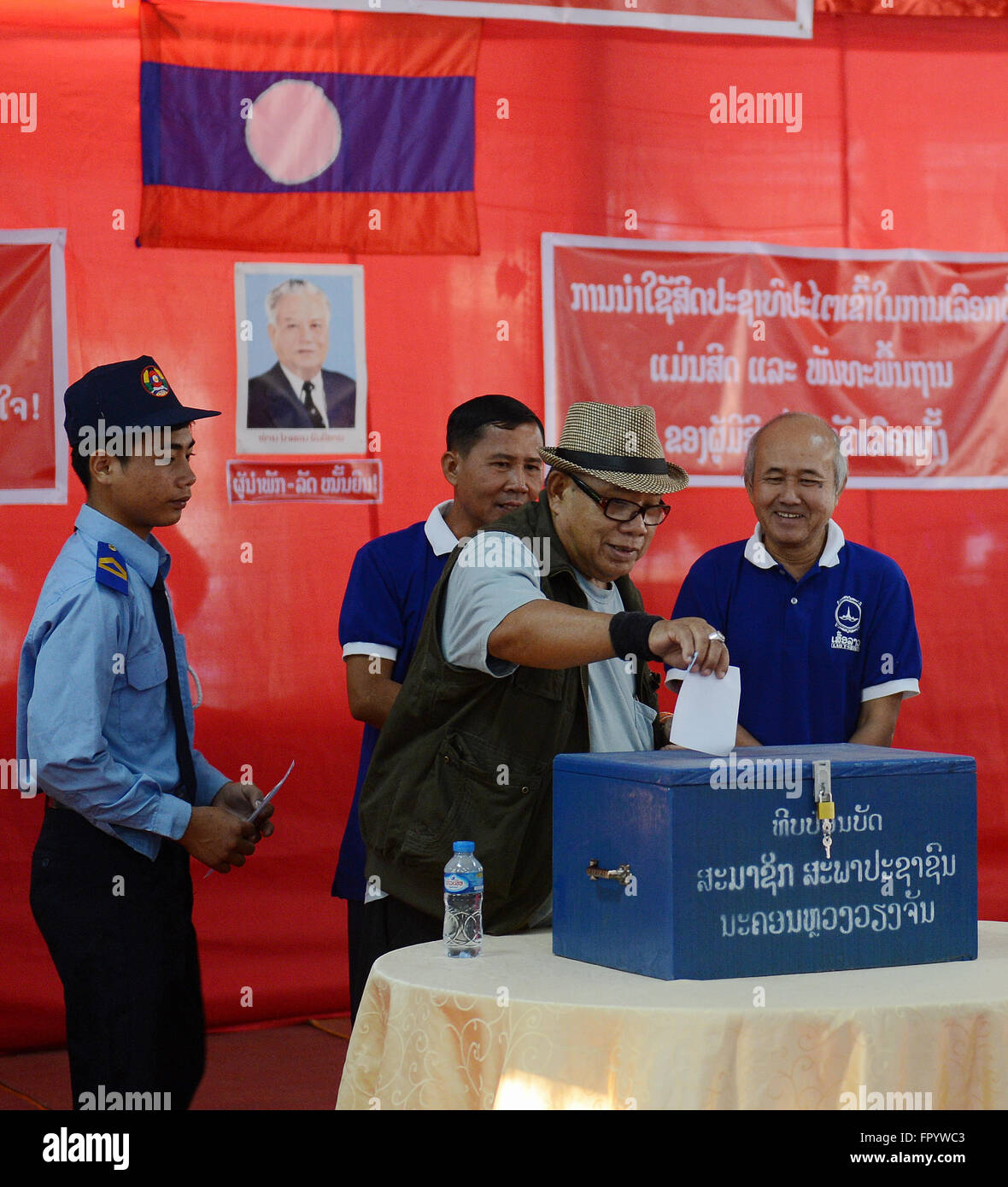 Vientiane, Laos. Mar 20, 2016. Un électeur dépose son bulletin de vote dans la région de Vientiane, capitale du Laos, le 20 mars 2016. Bureaux de vote à travers le pays de l'Asie du Sud-Est du Laos a ouvert dimanche avec près de 4 millions de citoyens âgés de 18 ans et plus le droit de voter pour les parlements national et provinciaux. © Liu Ailun/Xinhua/Alamy Live News Banque D'Images